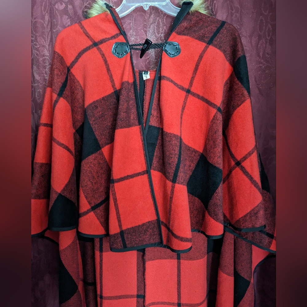 Hooded buffalo plaid symmetrical cape poncho red and black checkered - Picture 3 of 15